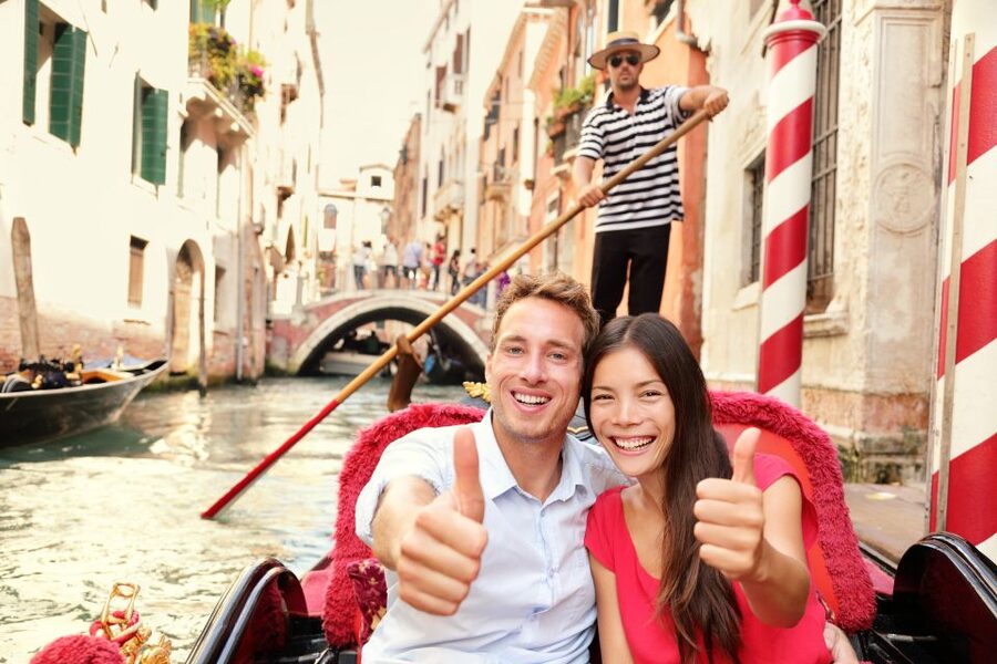 Venice: Grand Canal by Gondola with Live Commentary - The Gondola Gallery and 3D Venice