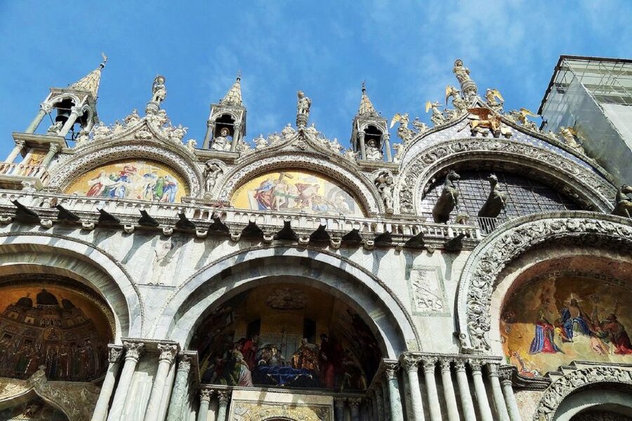 Venice: Guided Golden Basilica Tour - Entering through the separate line
