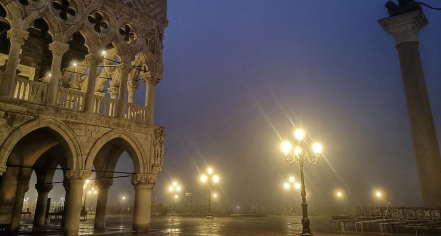 Venice: Guided Night Walking Tour & Saint Mark's Basilica - Entering the Golden Church