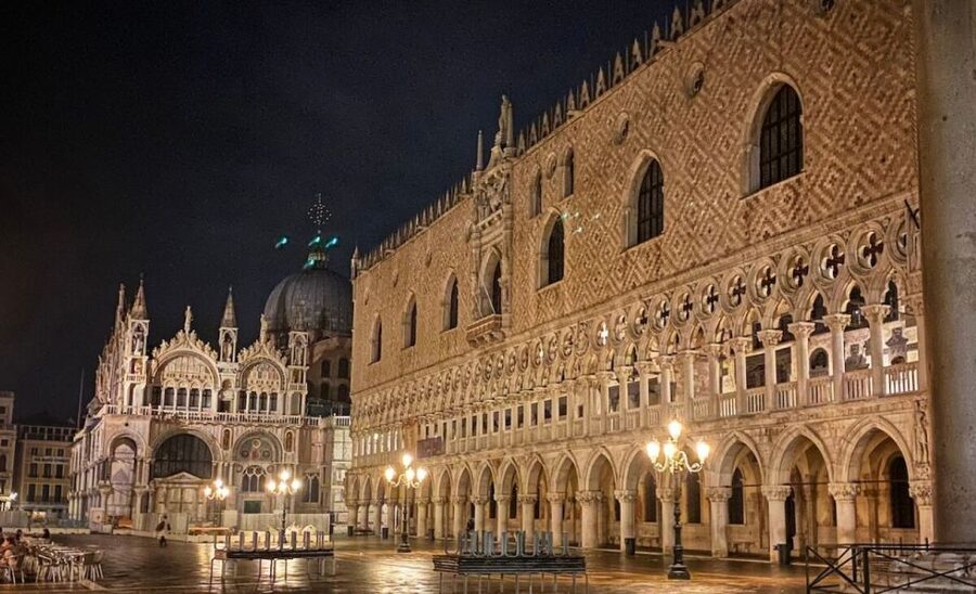 Venice: Guided Night Walking Tour & Saint Mark's Basilica - What makes the small group useful