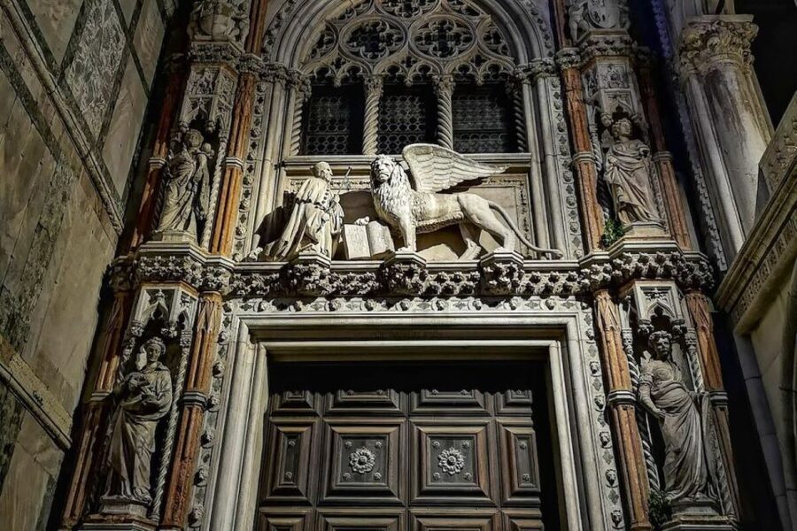 Venice: Guided Night Walking Tour & Saint Mark's Basilica - Clothing, bags, and practical limits