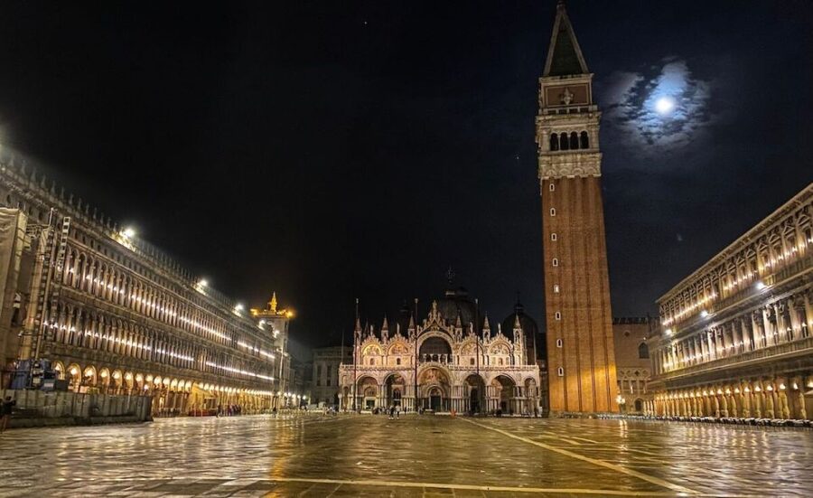 Venice: Guided Night Walking Tour & Saint Mark's Basilica - Who should book this evening visit