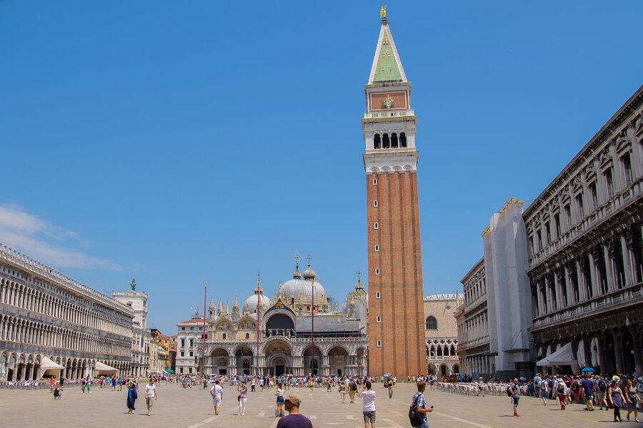 Venice: Guided Walking Tour with skip-the-line tickets - The guides and audio equipment