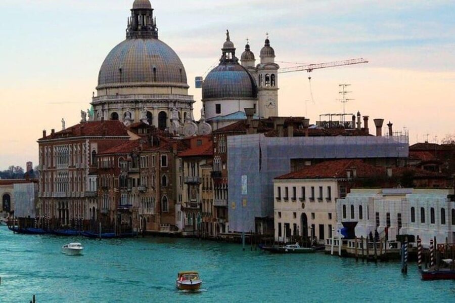 Venice: Highlights and Hidden Gems Guided Walking Tour - What the guide adds