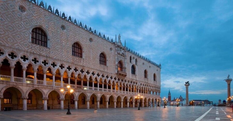 Venice: Highlights with Local Private Walking Tour & Gondola - Meeting near Venice’s central train station