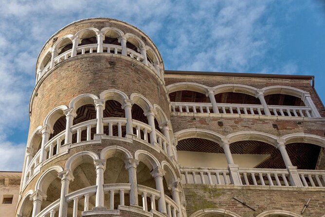 Venice Highlights with Local: Private Walking Tour & Gondola Ride - The gondola ride: the romantic finish, with variable results