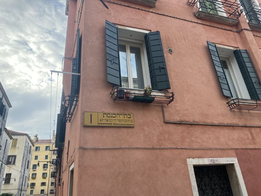 Venice: Jewish Ghetto and Cannaregio Food and Wine Tour - Crossing the Rialto Bridge and seeing another side of Venice