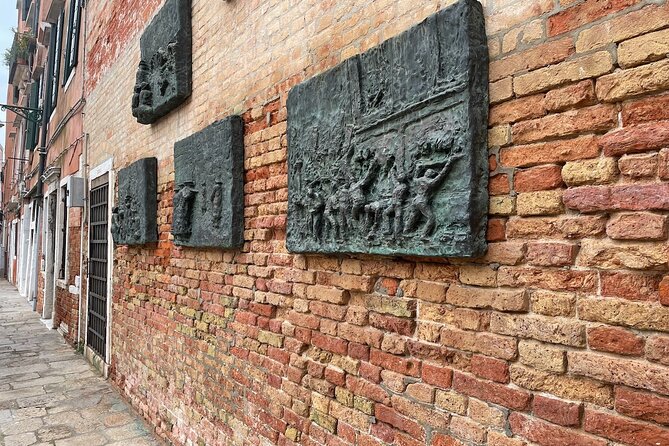 Venice: Jewish Ghetto Walking Tour with Synagogues Visit - Cannaregio and the signs that point the way