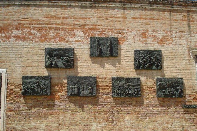 Venice: Jewish Ghetto Walking Tour with Synagogues Visit - Ghetto Nuovo, the bas-reliefs, and the deportation memorial