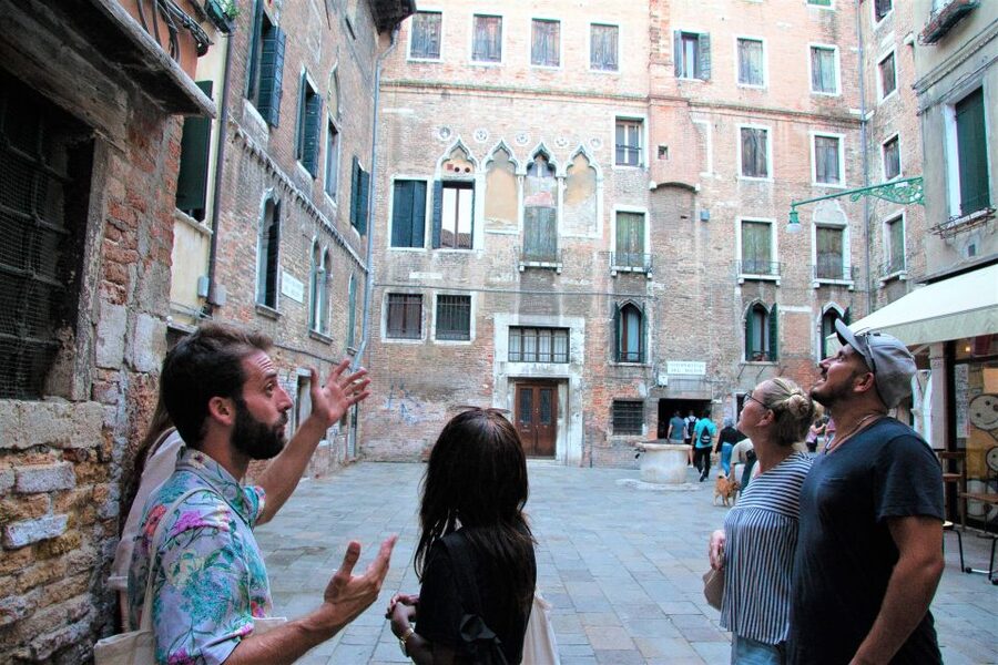 Venice: Local Secrets of Venice Tapas & Wine Walking Tour - The second bacaro and the wine tasting
