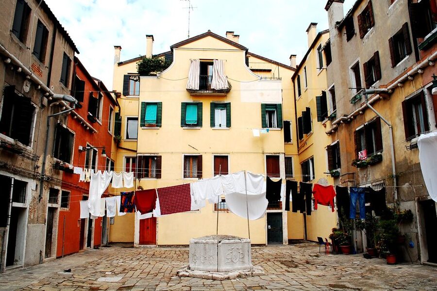 Venice: Morning Walking Tour - Guides, languages, and the headset advantage