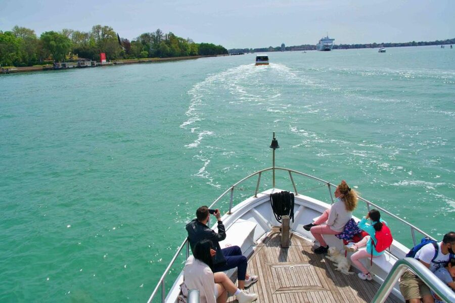 Venice: Murano and Burano Boat Tour with Glass Factory Visit - Murano: glassmaking in a working tradition