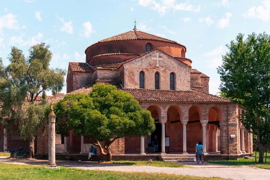 Venice: Murano, Burano, Torcello, and Glass Factory Tour - Burano: the best stop for color and lunch