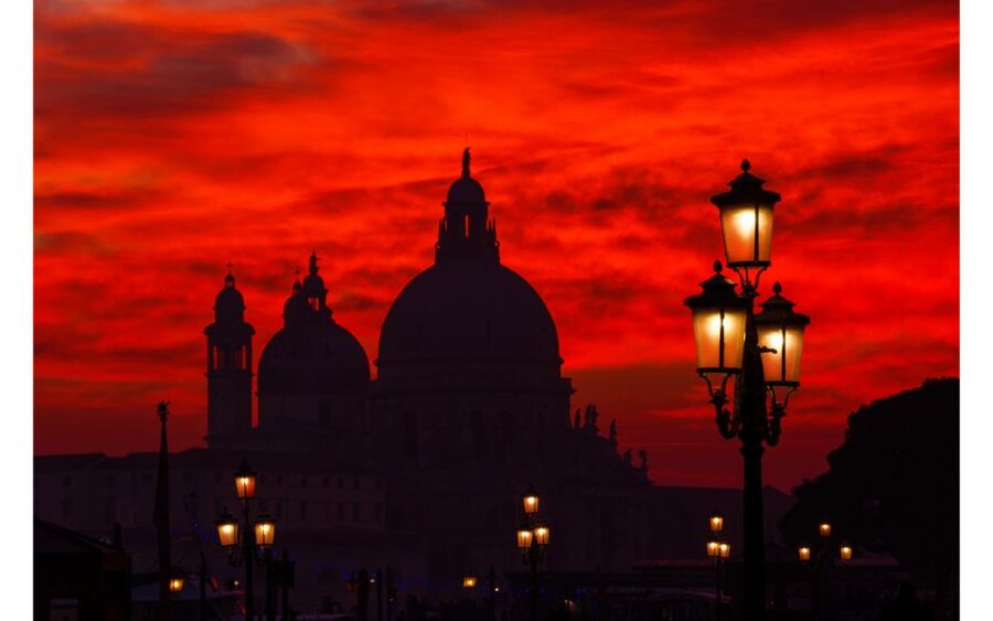 Venice: Mysterious Tales of Ghosts and Murders - A darker introduction to Venice