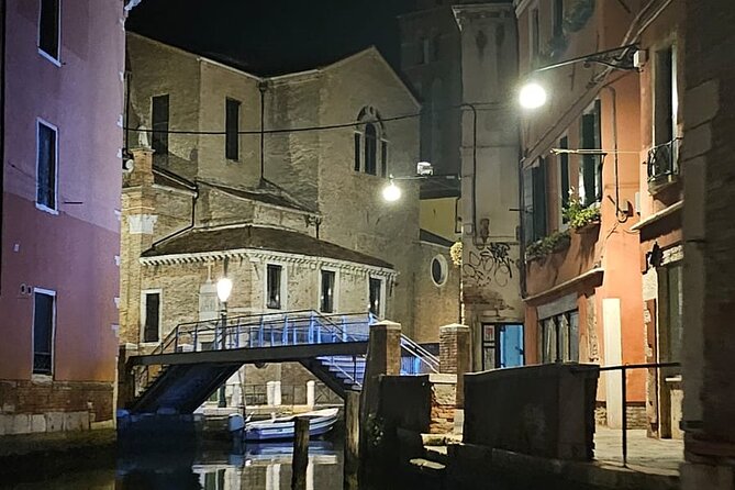 Venice Night Boat Tour from Zattere - Drinks, group size, and comfort