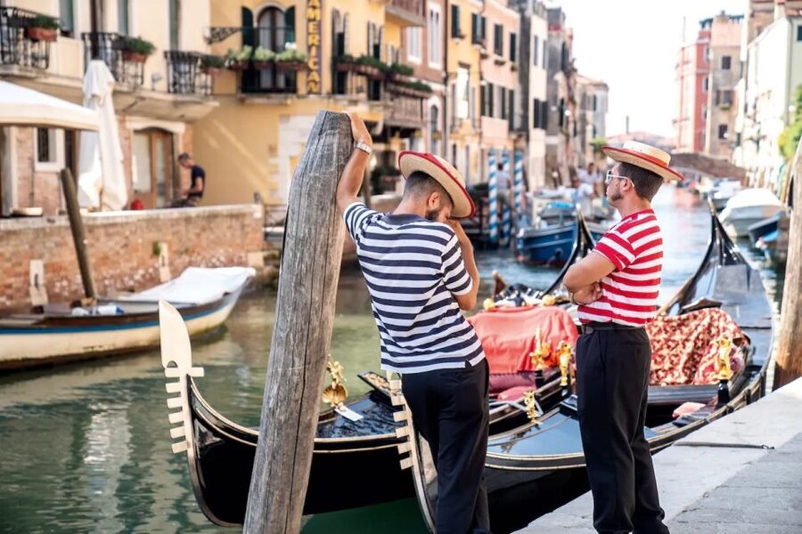Venice: Off the Beaten Path Private Gondola Ride - The 90-minute route reaches Rialto