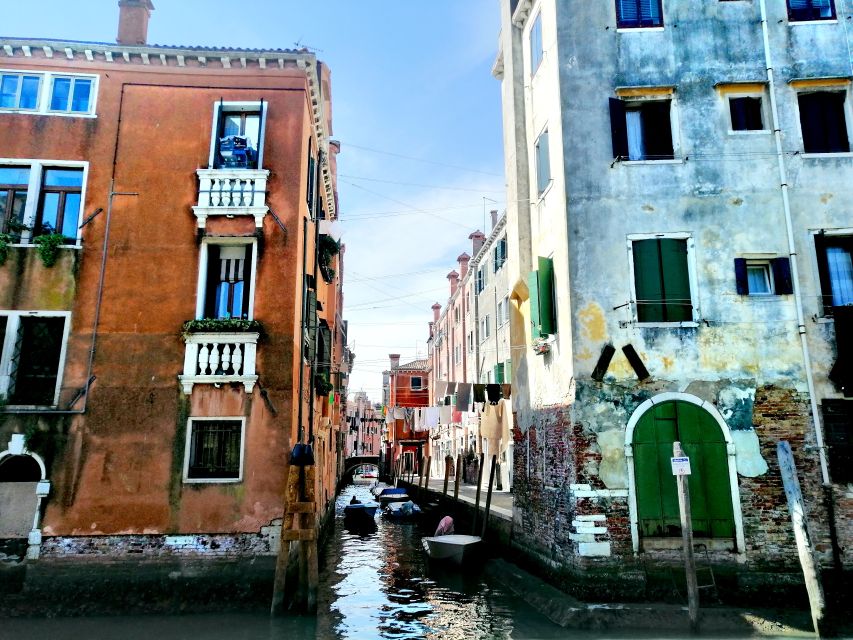 Venice: Off the Beaten Path Walking Tour - Reading the city through calli and campi