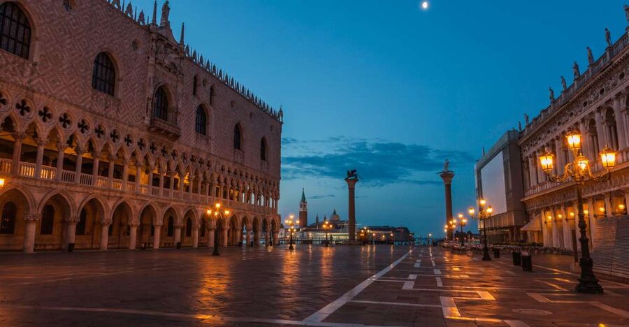 Venice: Private After Dark Tour and Gondola Ride - Campo San Giacomo di Rialto starts the story