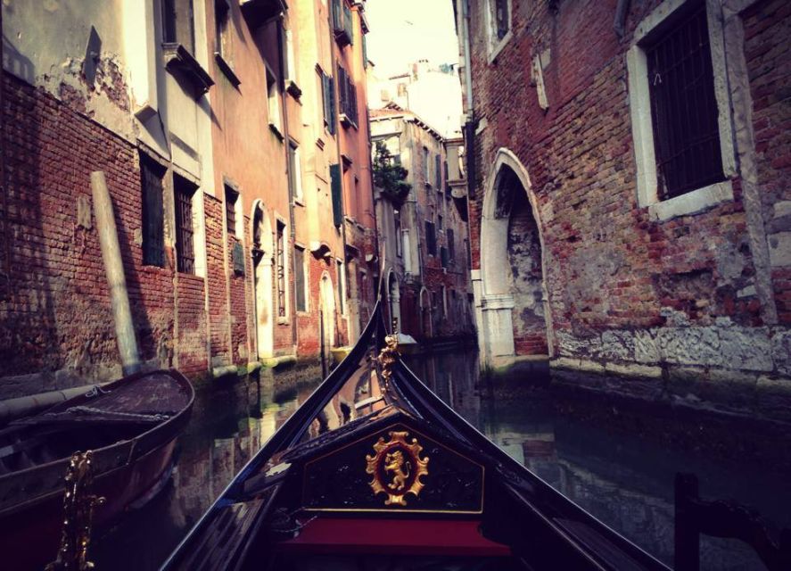 Venice: Private After Dark Tour and Gondola Ride - What the private guide adds
