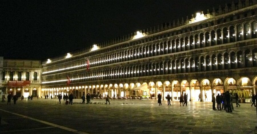 Venice: Private After Dark Tour and Gondola Ride - Languages, group size, and guide style