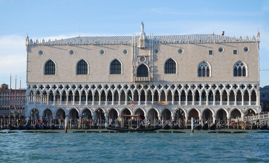 Venice: Private City Tour - Crossing the Bridge of Sighs