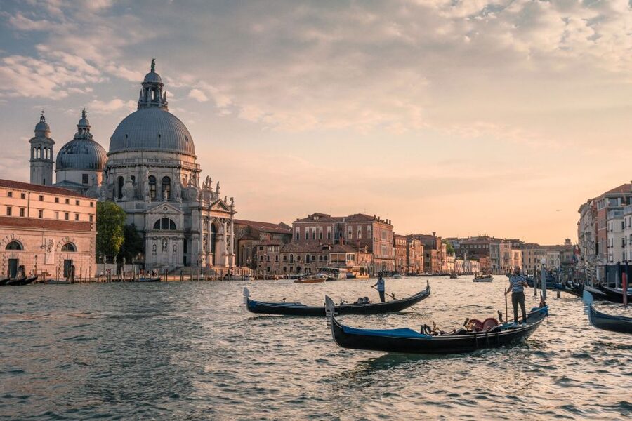 Venice : Private Custom Walking Tour With A Local Guide - Choosing between two and eight hours