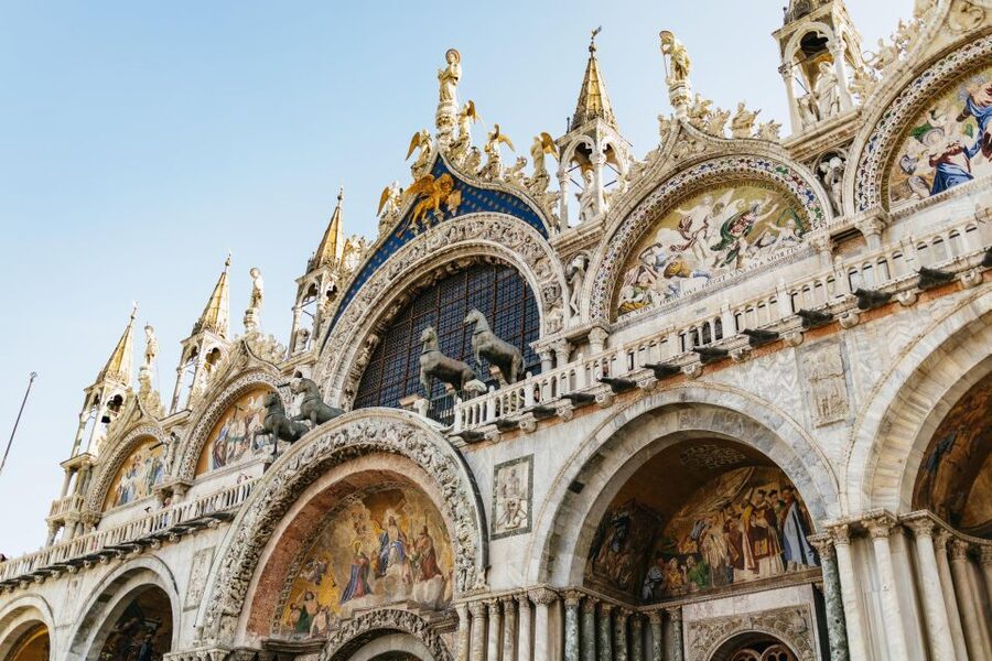 Venice: Private Entry Doge Palace & St. Mark Terraces Tour - Group size, headsets, and the guide’s role