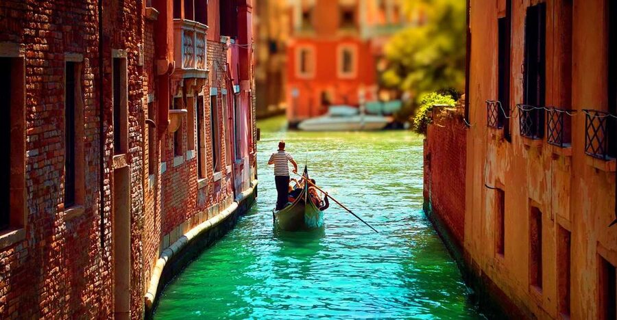 Venice: Private Gondola Cruise for up to 5 Passengers - The gondolier experience varies