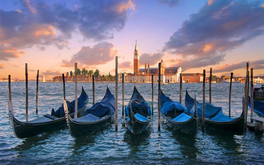 Venice: Private Gondola Cruise for up to 5 Passengers - Practical meeting-point advice