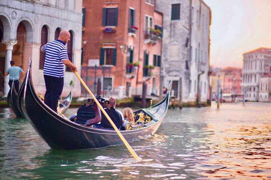 Venice: Private Gondola Ride - What the gondolier does, and does not do