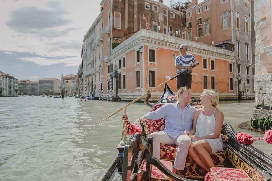 Venice: Private Gondola Ride with Photo Shoot - A gondola ride made for the photograph