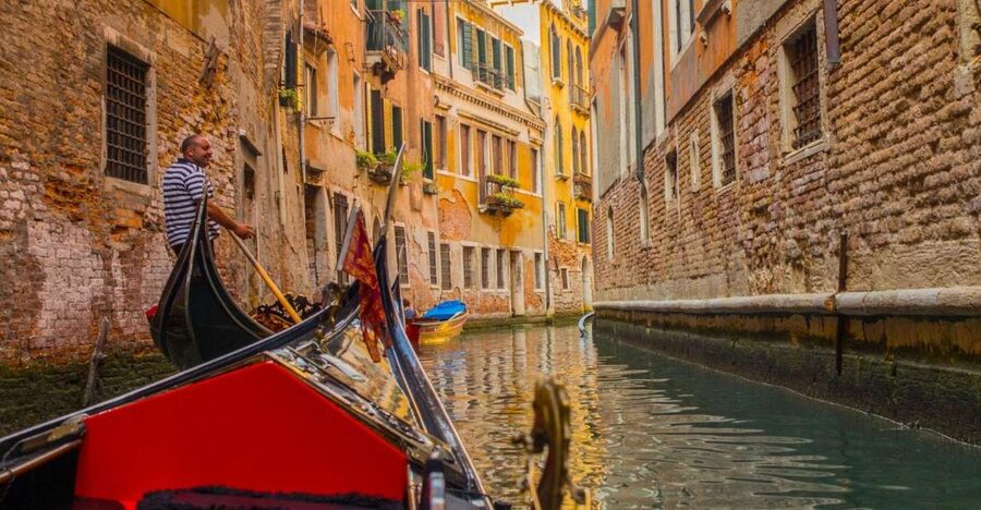 Venice: Private Gondola Tour - The first minutes on the Grand Canal