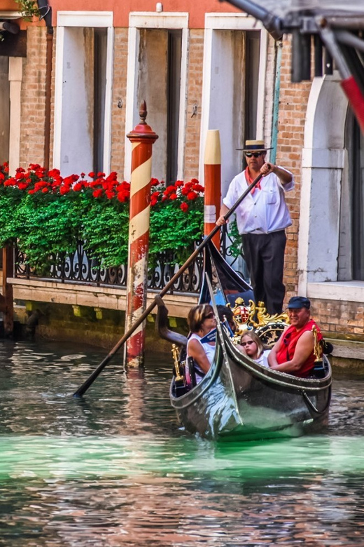 Venice: Private Grand Canal Gondola Ride from Rialto - How much guiding should you expect?