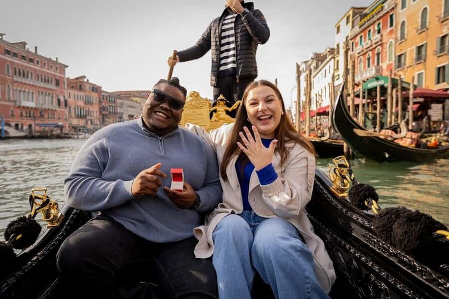Venice: Private Photoshoot In Gondola - Starting at Ponte dei Baretteri