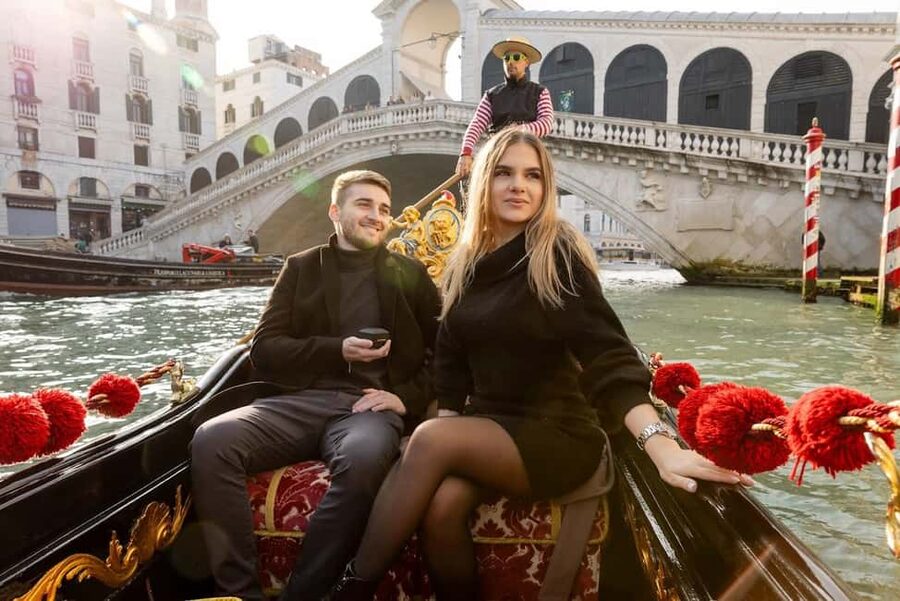 Venice: Private Photoshoot In Gondola - Photographing the Rialto Bridge