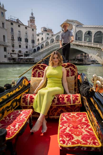 Venice: Private Photoshoot In Gondola - Adding the gondola to the photo session