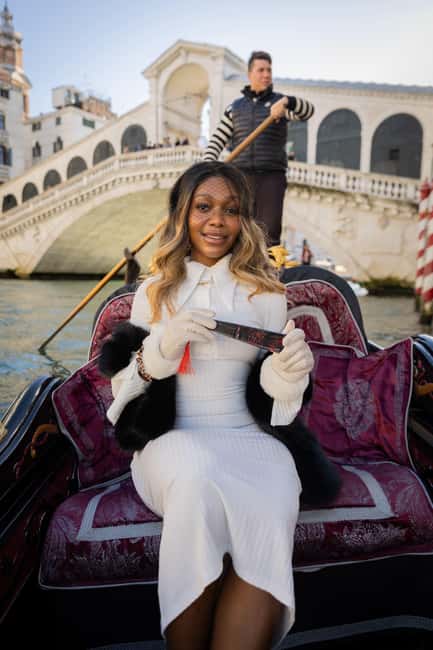 Venice: Private Photoshoot In Gondola - A comfortable session for camera-shy people