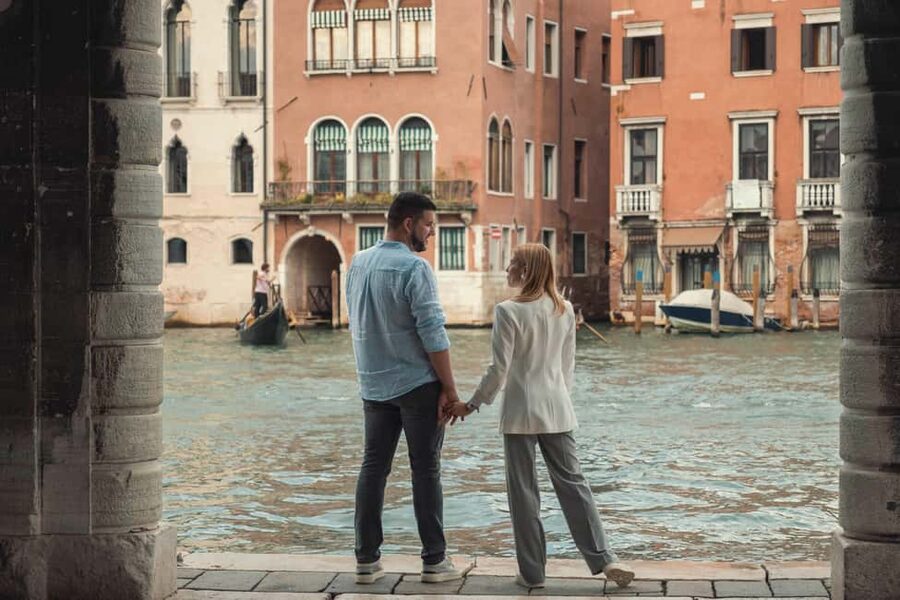 Venice: Private Professional Photoshoot - Rialto Bridge - The Rialto Market and fish market setting