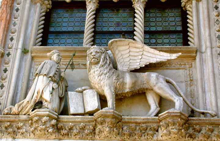 Venice: Private Tour with Doge's Palace, St. Mark's, Gondola - Crossing the Bridge of Sighs