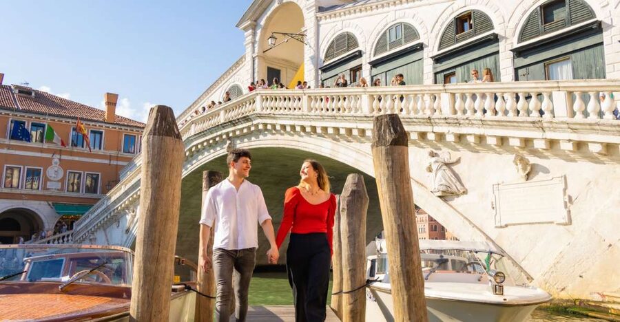 Venice: Professional Photoshoot at the Rialto Bridge - Meeting near the Hard Rock Cafe Rock Shop