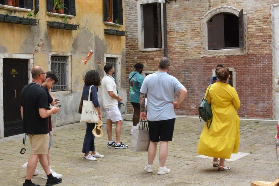 Venice: Rialto Bridge & Offbeat Unusual Venice Walking Tour - What the gondola option adds