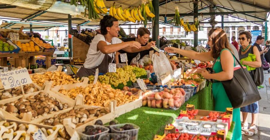 Venice: Rialto Market Food and Wine Lunchtime Tour - Local eateries instead of one formal restaurant