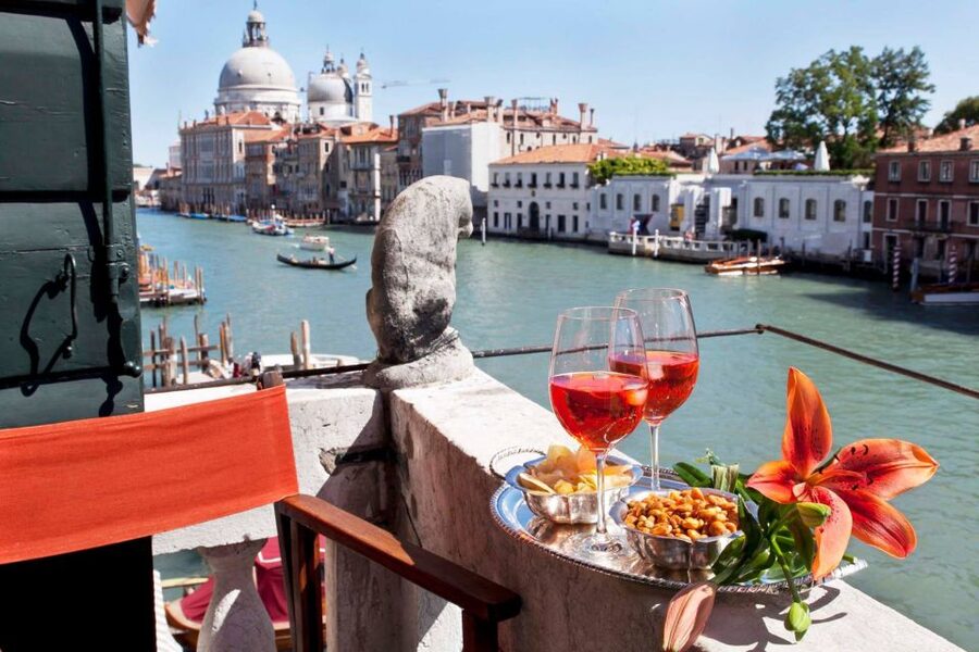 Venice: Romantic Palace Dinner and Private Gondola Ride - Key points to know before booking