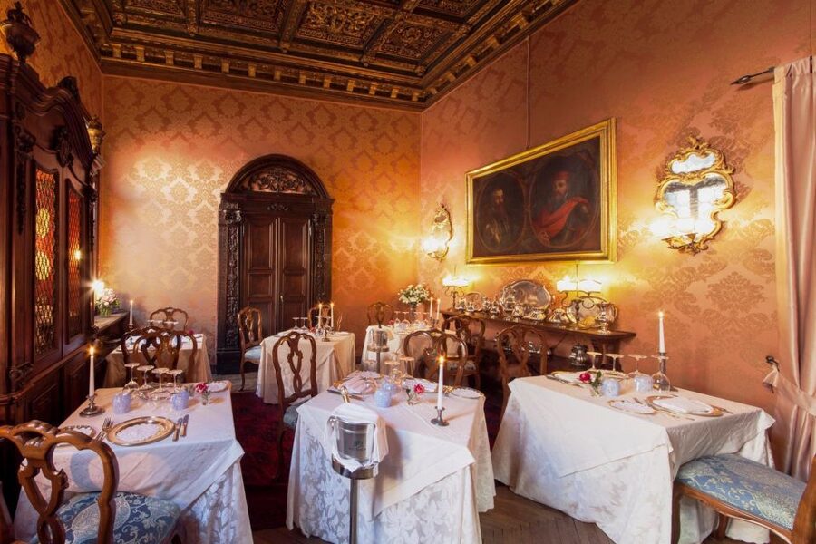 Venice: Romantic Palace Dinner and Private Gondola Ride - How the $339.86 price makes sense