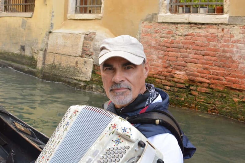 Venice: Romantic Shared Gondola Serenade on the Grand Canal - Seating, comfort, and group size