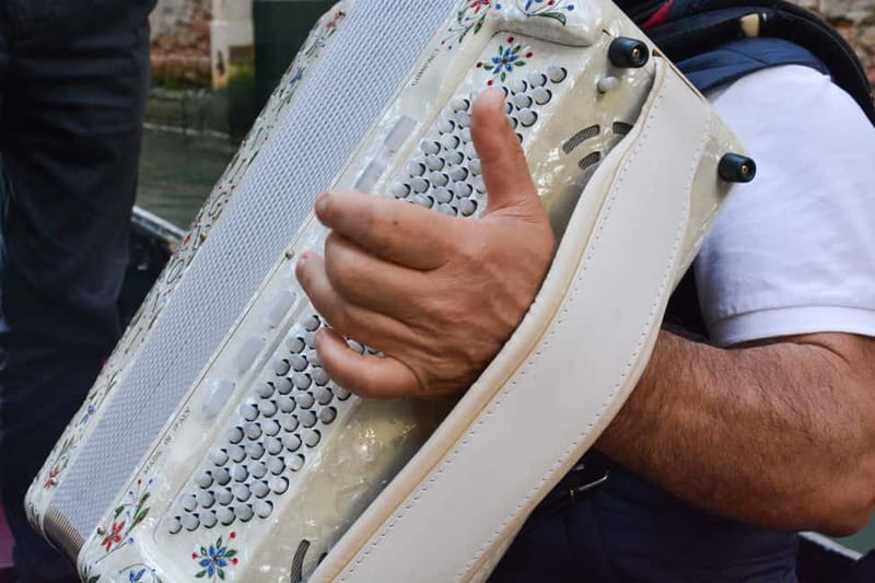 Venice: Romantic Shared Gondola Serenade on the Grand Canal - Should you book the serenade gondola?