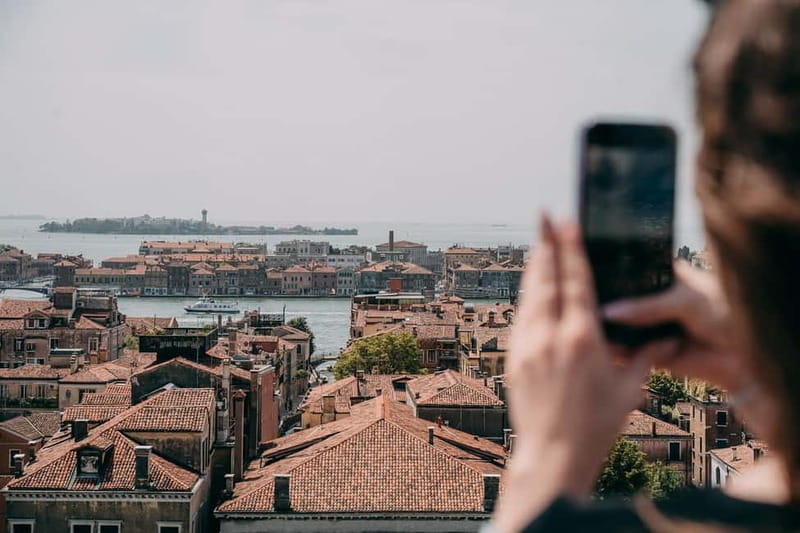 Venice: Rooftop Terraces Tour with Prosecco - Fifteen minutes through quieter Venice