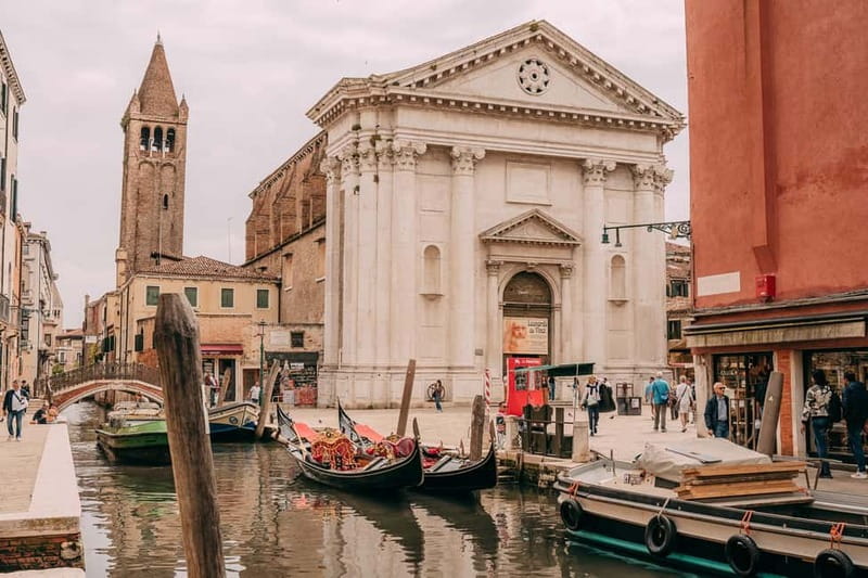 Venice: Rooftop Terraces Tour with Prosecco - What the guide adds to the experience