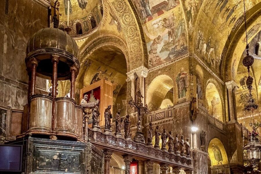 Venice: Saint Mark's Basilica Guided Tour - Twenty minutes in Piazza San Marco