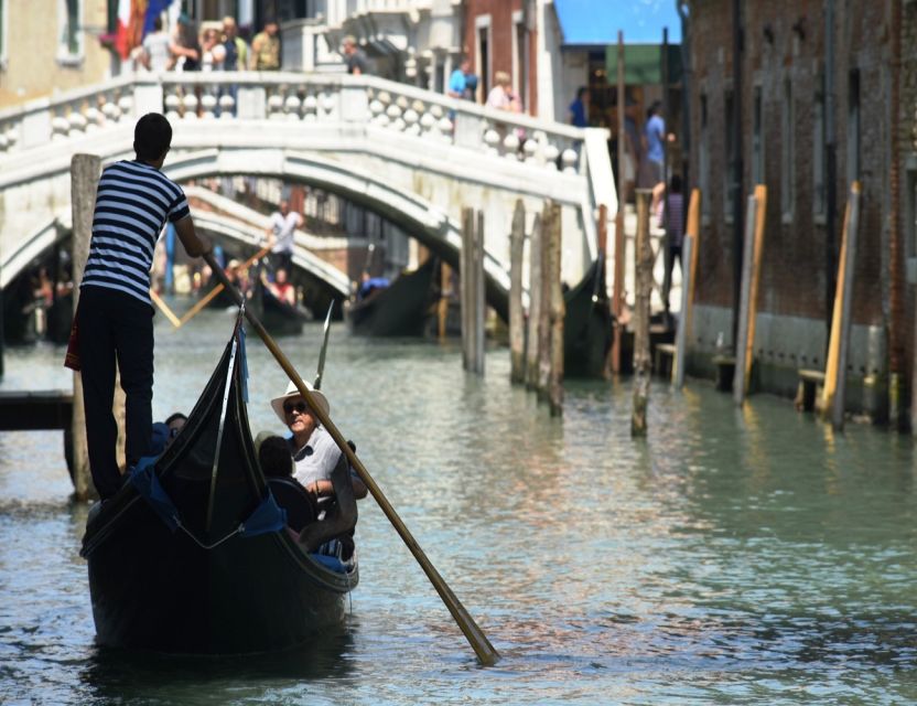 Venice: Shared Gondola Ride - Sharing the boat with other passengers